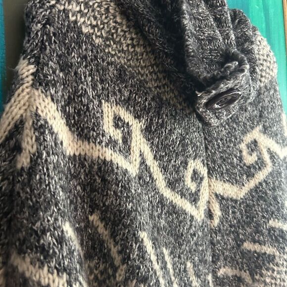 Steve Madden Gray and Cream Poncho One Size - Picture 16 of 16